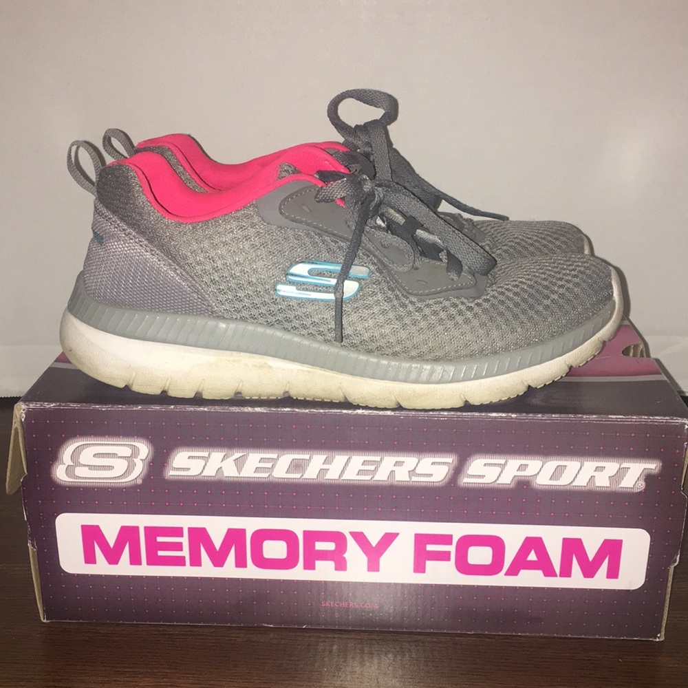 SKECHERS SPORT MEMORY FOAM WOMENS SIZE 8 lightweight ( small scuff on left foot)